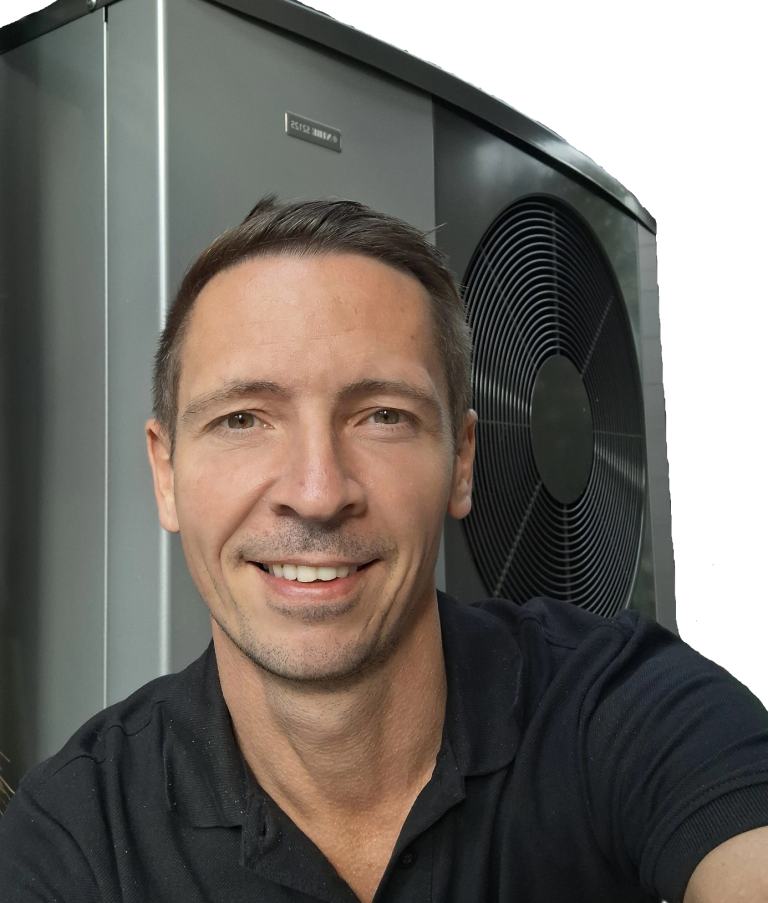 Sören Kellner bei der Wartung ihrer NIBE Wärmepumpe