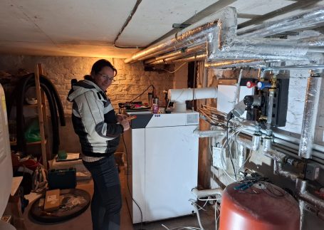 Heizraum während der Umstellung von Öl auf Wärmepumpe