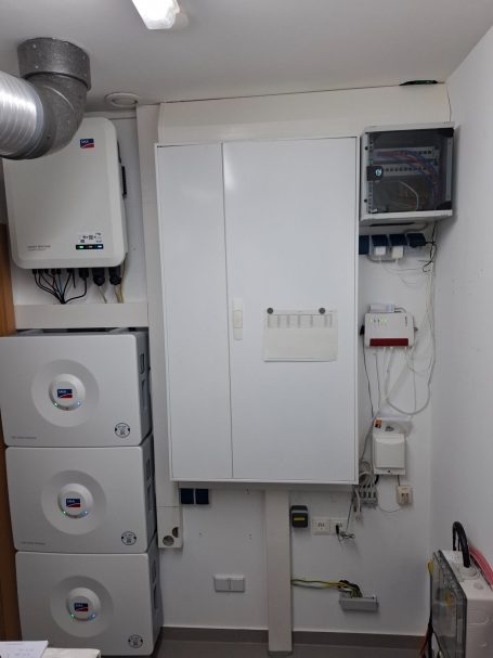 Technikraum mit PV-Speicher und Energiemanagement