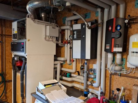 Heizungsmodernisierung im Technikraum – NIBE Wärmepumpensystem