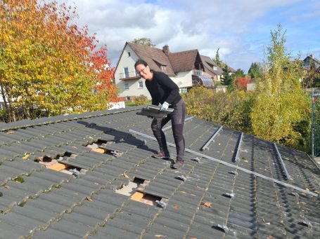 Montage einer Photovoltaikanlage auf dem Dach