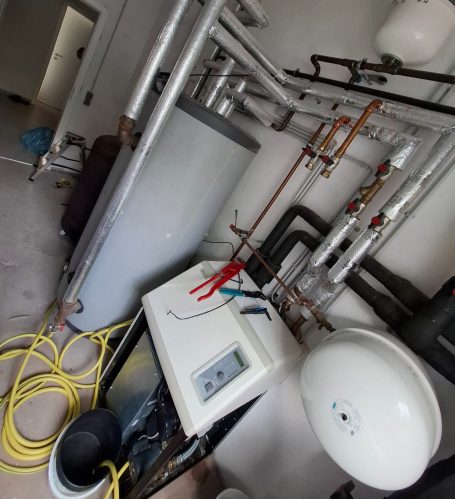 Alte Sole-Wasser-Wärmepumpe vor dem Austausch