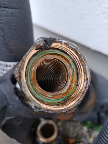 Korrosion an Rohranschlüssen der Wärmepumpe