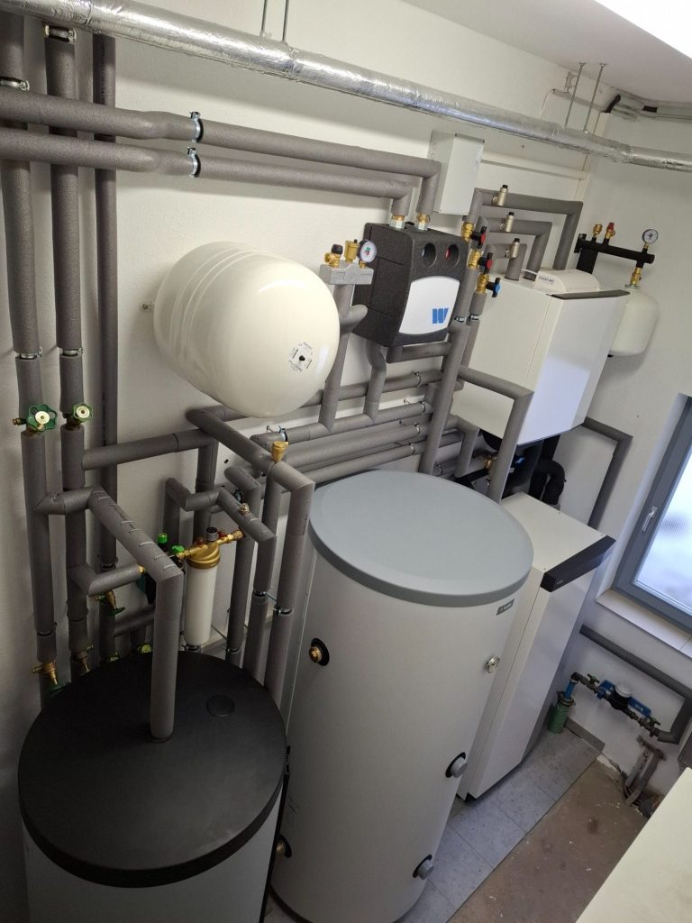 Neues Wärmepumpensystem mit Pufferspeicher und PV-Optimierung