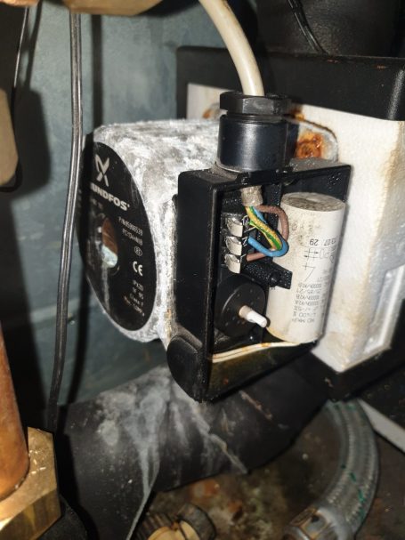 Defektes Bauteil an der Wärmepumpe